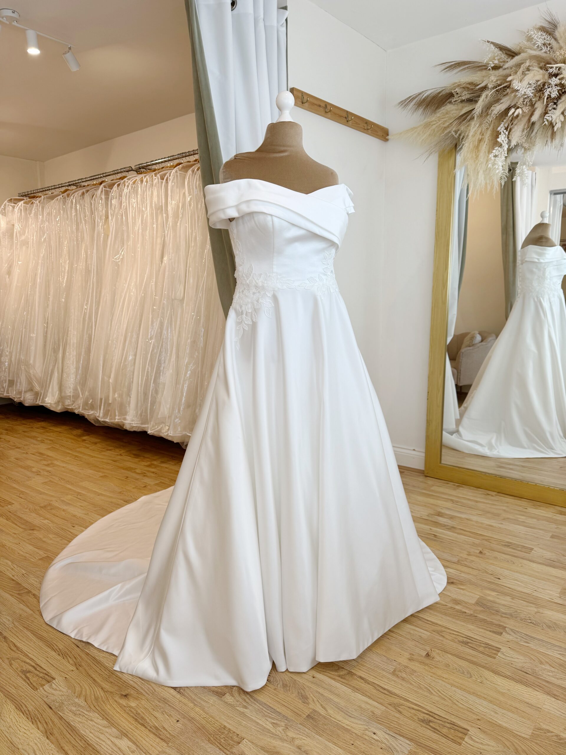 House of Nicholas Carrie Size 20 wedding dress for sale Lucy Hart Bridal Leighton Buzzard Bridal Shop Bedfordshire