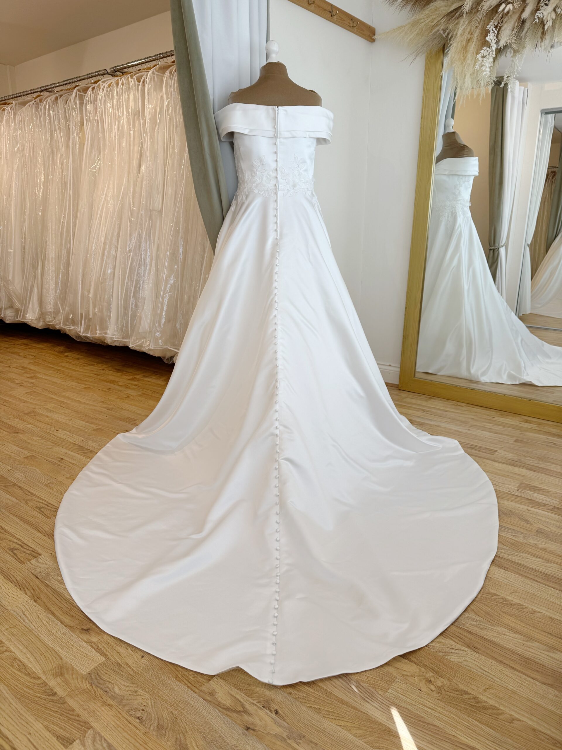 House of Nicholas Carrie Size 20 wedding dress for sale Lucy Hart Bridal Leighton Buzzard Bridal Shop Bedfordshire