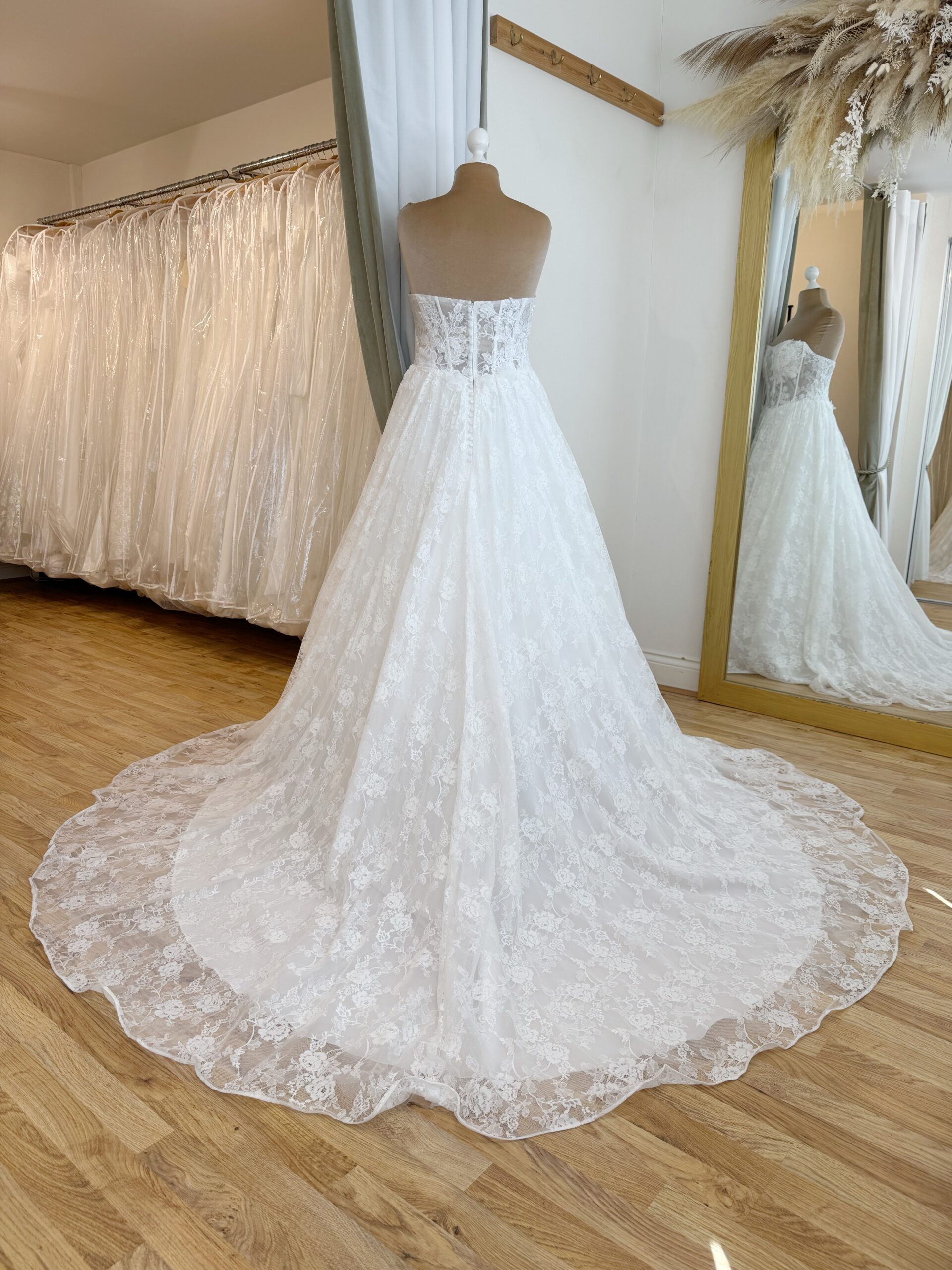 Herawhite Fiona Size 18 Wedding dress for sale Lucy Hart Bridal Leighton Buzzard Bridal Shop Bedfordshire